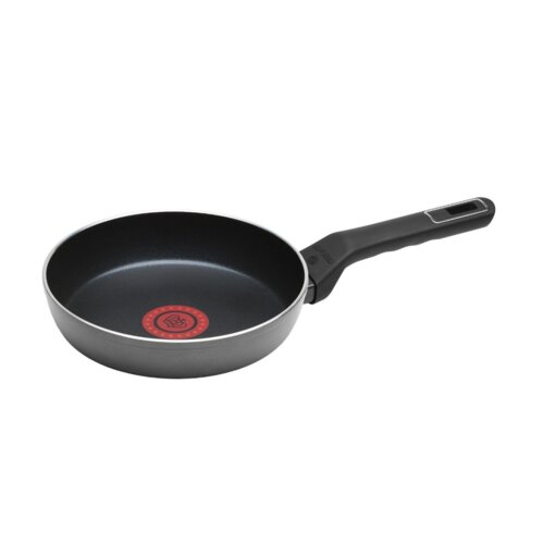 Czarna patelnia z czerwonym okrągłym wskaźnikiem temperatury na dnie, posiada ergonomiczny uchwyt z otworem na końcu. Na uchwycie widoczne jest logo producenta "GERLACH".