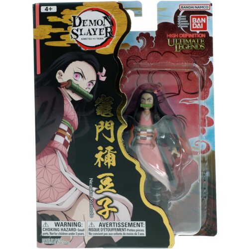 Opakowanie figurki przedstawia postać z serii "Demon Slayer" o nazwie Nezuko Kamado, z widocznym logo Bandai Namco oraz ostrzeżeniem o ryzyku zadławienia w języku angielskim i francuskim. Na opakowaniu znajdują się także ozdobne elementy graficzne oraz na