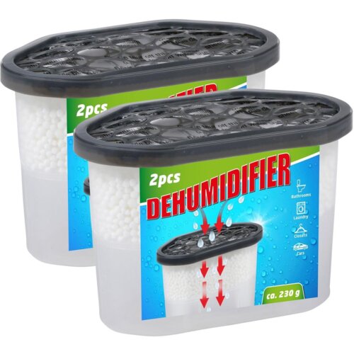 Dwa plastikowe pojemniki z czarnymi pokrywkami, oznaczone jako "2pcs DEHUMIDIFIER", z grafiką przedstawiającą krople wody i strzałki wskazujące na pochłanianie wilgoci. Na etykiecie znajdują się ikony symbolizujące zastosowanie w łazienkach, pralniach, szafach i samochodach oraz napis "ca. 230 g".
