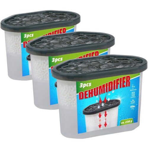 Na zdjęciu widoczne są trzy plastikowe pojemniki z czarnymi pokrywkami, oznaczone napisem "3pcs DEHUMIDIFIER" oraz informacją "ca. 230 g". Pojemniki zawierają białe granulki i są przeznaczone do pochłaniania wilgoci, co ilustrują strzałki i ikony przedstawiające zastosowanie w łazienkach, pralniach, szafach i samochodach.