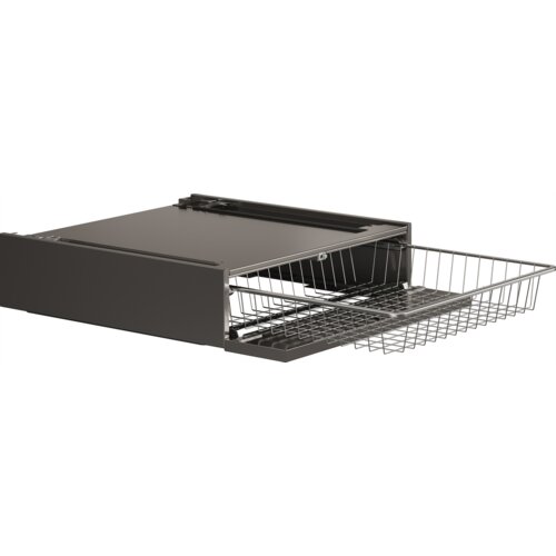 Czarny, metalowy łącznik z wysuwaną siatkową półką. Produkt ma prostokątny kształt i gładką powierzchnię.