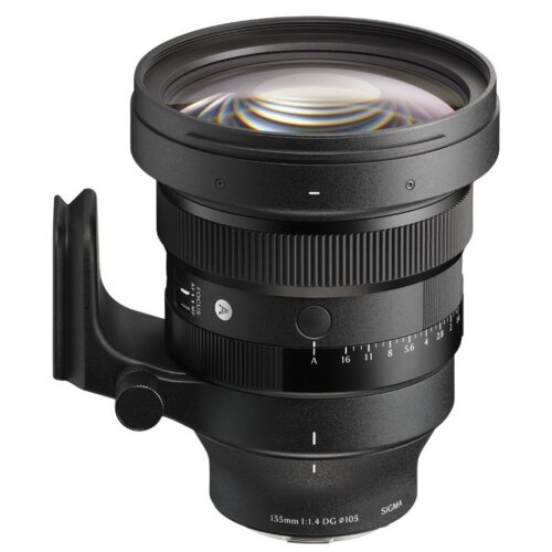 Czarny obiektyw fotograficzny z widocznymi oznaczeniami: "FOCUS", "A", "135mm 1:1.4 DG ⌀105" oraz "SIGMA". Obiektyw posiada pierścień do regulacji ostrości i przysłony, a także uchwyt montażowy.