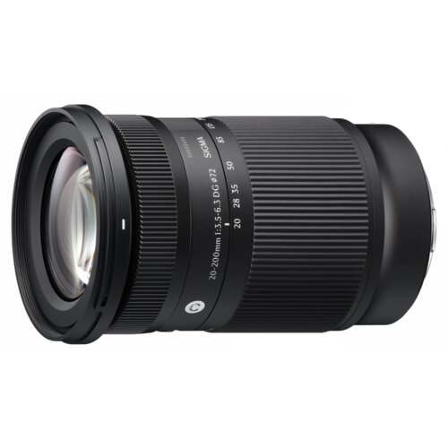 Na zdjęciu widoczny jest czarny obiektyw z oznaczeniami: "SIGMA", "20-200mm 1:3.5-6.3 DC Ø72" oraz symbolem "C". Obiektyw ma pierścień z rowkami i gładką powierzchnię z przodu.