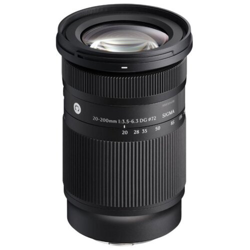Czarny obiektyw fotograficzny z widocznymi oznaczeniami: "20-200mm 1:3.5-6.3 DG Φ72" oraz "SIGMA". Obiektyw ma pierścienie z wyraźnym żłobieniem i oznaczeniami ogniskowych od 20 do 200 mm.
