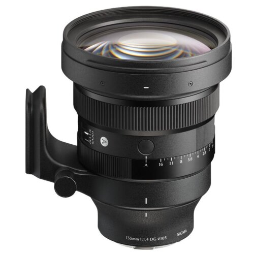 Czarny obiektyw fotograficzny z widocznymi oznaczeniami "135mm 1:1.4 DG Ø105" oraz logo "SIGMA". Obiektyw posiada pierścień do regulacji ostrości i przysłony, a także uchwyt montażowy.