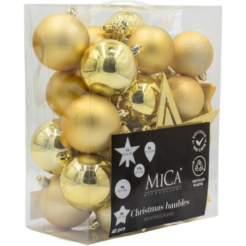 Przezroczyste opakowanie zawiera złote bombki choinkowe o różnych rozmiarach i kształtach, a na czarnej etykiecie widnieje napis: "MICA Decorations, Christmas baubles, recycled plastic, 40 pcs". Obok logo znajdują się oznaczenia rozmiarów bombek oraz symb