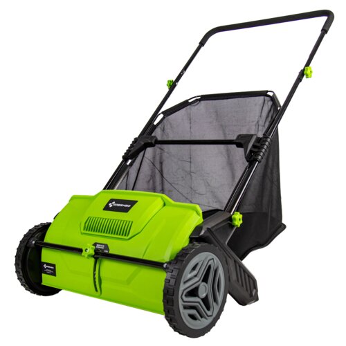 Zielona zamiatarka ręczna z dużymi kołami i czarnym uchwytem, posiada siatkowy pojemnik na odpady. Na obudowie widoczne jest logo "GREENSO".