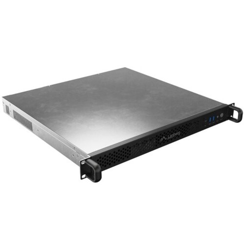 Na zdjęciu widoczna jest metalowa obudowa serwerowa z perforowanym frontem, na którym znajduje się logo "Lanberg" oraz kilka portów USB. Obudowa ma uchwyty po bokach, a jej powierzchnia jest gładka i srebrzysta.