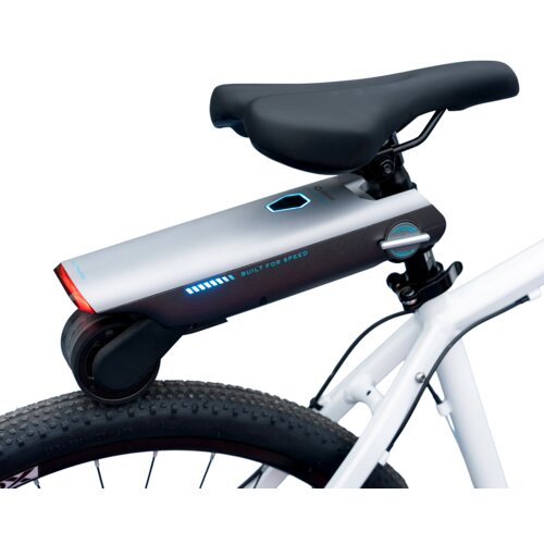 Na zdjęciu widoczny jest biały rower z zamontowanym napędem elektrycznym, na którym znajduje się napis "BUILT FOR SPEED". Napęd ma nowoczesny design z podświetleniem i jest zamocowany pod siodełkiem roweru.