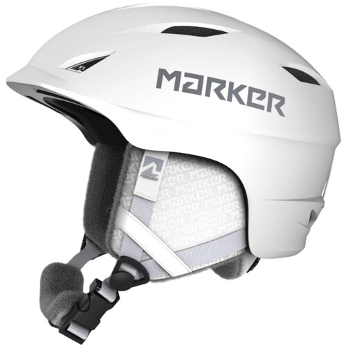 Biały kask narciarski z widocznym logo "MARKER" na boku, posiada szare, miękkie wyściółki i regulowane zapięcie pod brodą. Na pasku wewnętrznym widoczny jest wzór z powtarzającym się napisem "MARKER".