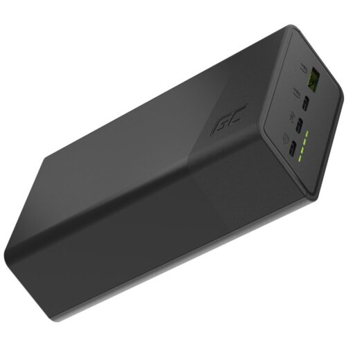 Czarny powerbank o prostokątnym kształcie z widocznym logo "GC" na obudowie, posiada cztery porty i cztery zielone diody sygnalizacyjne. Na jednym z portów znajduje się zielony akcent.