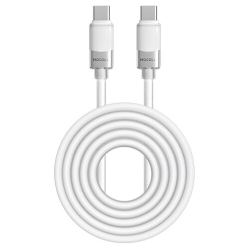 Na zdjęciu znajduje się biały kabel USB-C do USB-C o długości 1,5 metra, zwinięty w okrąg, z widocznymi końcówkami, na których znajduje się napis "MOCOLL".