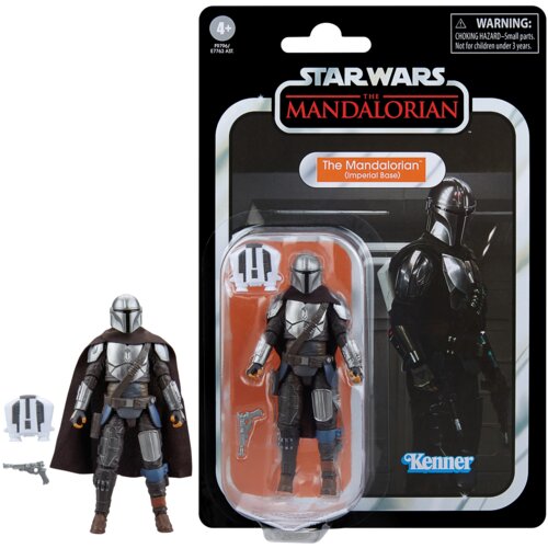 Opakowanie zawiera figurkę postaci z serii "Star Wars The Mandalorian" oraz akcesoria, z widocznym logo "Kenner" i ostrzeżeniem: "WARNING: CHOKING HAZARD - Small parts. Not for children under 3 years." Na opakowaniu znajduje się również napis "The Mandalo