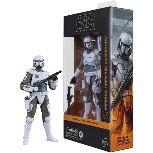 Na zdjęciu znajduje się figurka przedstawiająca postać z serii Star Wars, obok której widoczne jest opakowanie z napisem "Star Wars The Black Series" oraz "Imperial Armored Commando". Na opakowaniu znajdują się również oznaczenia wiekowe "4+" i logo produ
