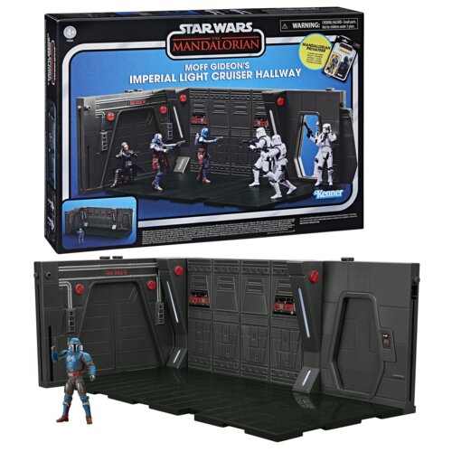 Pudełko z figurką przedstawia scenę z korytarza imperialnego krążownika z serii "Star Wars: The Mandalorian", z kilkoma postaciami w różnych pozach. Na opakowaniu widnieje napis: "Moff Gideon's Imperial Light Cruiser Hallway" oraz logo Kenner.