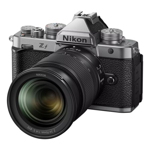 Aparat bezlusterkowy z widocznym logo "Nikon" na górnej części korpusu oraz oznaczeniem "Z f" z boku, wyposażony w obiektyw z napisem "NIKKOR Z 24-70mm 1:4 S Ø72". Korpus aparatu ma srebrne i czarne elementy z teksturą, a na górze znajdują się pokrętła i przyciski.