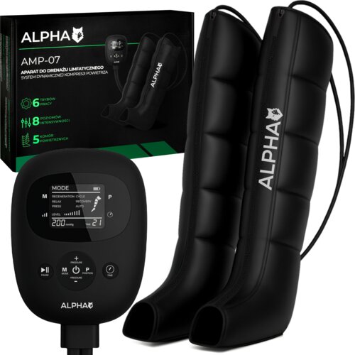 Czarne urządzenie do masażu limfatycznego nóg z wyświetlaczem i przyciskami, obok czarne mankiety z napisem "ALPHA". W tle widoczne jest opakowanie z napisem "ALPHA AMP-07 APARAT DO DRENAŻU LIMFATYCZNEGO SYSTEM DYNAMICZNEJ KOMPRESJI POWIETRZA", oraz infor
