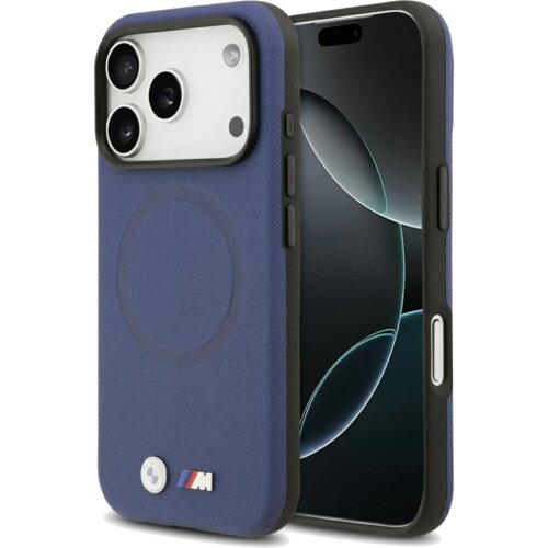 Granatowe etui na telefon z widocznym logo BMW M na dole oraz okrągłym wzorem na środku, przystosowane do systemu MagSafe. Obok etui znajduje się telefon z trzema obiektywami aparatu i wyświetlaczem z ciemnym motywem.