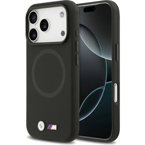 Czarne etui na telefon z widocznym logo BMW M na dole oraz okrągłym wzorem MagSafe na środku, obok telefonu z wyświetlaczem pokazującym abstrakcyjny wzór. Etui ma wycięcia na aparat z trzema obiektywami oraz przyciski boczne.