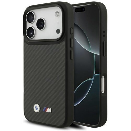 Czarne etui z włókna węglowego z logo BMW M, zaprojektowane dla telefonu z trzema obiektywami aparatu. Etui posiada wycięcia na przyciski i porty oraz jest kompatybilne z technologią MagSafe.