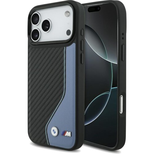 Etui do telefonu z widocznym wzorem z włókna węglowego i niebieskim akcentem, ozdobione logo BMW oraz kolorowym emblematem "M". Etui jest dopasowane do modelu telefonu z trzema obiektywami aparatu i wyświetlaczem z zaokrąglonymi rogami.