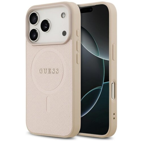Różowe etui na telefon z trzema wycięciami na aparaty, ozdobione teksturą saffiano i wytłoczonym logo "GUESS". Etui jest kompatybilne z technologią MagSafe i przeznaczone do modelu Apple iPhone 17 Pro.