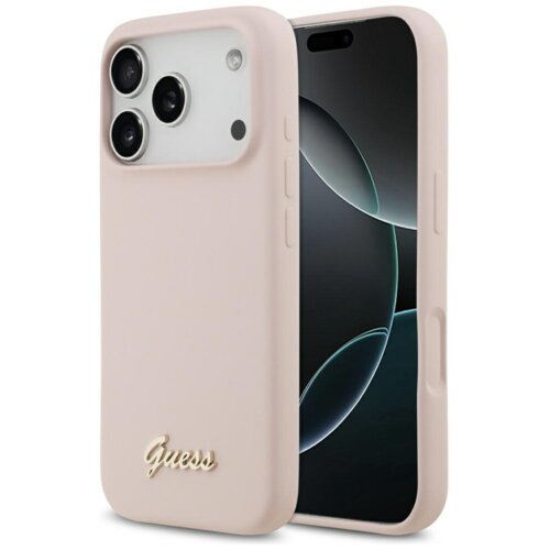 Różowe etui na telefon z trzema wycięciami na aparaty, ozdobione metalowym logo "Guess" na dole. Obok etui widoczny jest telefon z ciemnym ekranem.
