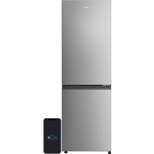 Srebrna lodówka z dolnym zamrażalnikiem, na której widoczne jest logo "Haier". Obok lodówki znajduje się smartfon z wyświetlonym logo "hOn".