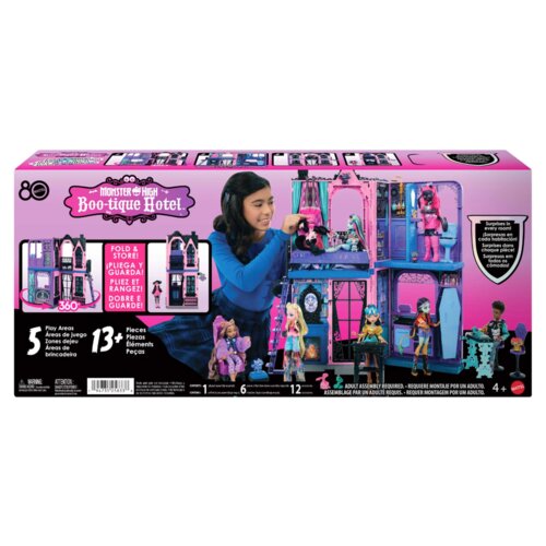 Na zdjęciu znajduje się opakowanie produktu "Domek dla lalek MONSTER HIGH Boo-Tique Nawiedzony hotel JBF16" z ilustracją przedstawiającą dziecko bawiące się domkiem oraz lalkami w różnych pomieszczeniach. Na opakowaniu widnieją napisy: "FOLD & STORE! ¡PLIEGA Y GUARDA! PLIER ET RANGEZ! DOBRE E GUARDE!", "5 Play Areas", "13+ Pieces", oraz ostrzeżenie o konieczności montażu przez osobę dorosłą.