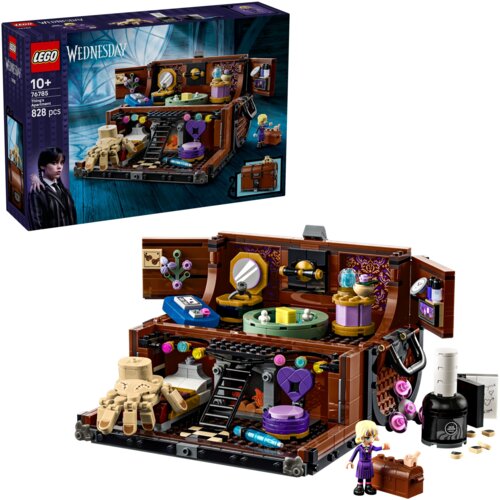 Zestaw LEGO przedstawia szczegółowy model wnętrza z różnymi elementami, takimi jak meble, akcesoria i figurki, w tym ręka i postać w fioletowym stroju. Na opakowaniu widnieje napis "LEGO", "Wednesday", "10+", "76785", "Things", "828 pcs" oraz ilustracja p