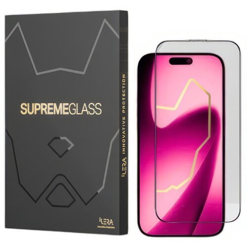 Na zdjęciu znajduje się opakowanie produktu z napisem "SUPREME GLASS" oraz logo "ILERA INNOVATIVE PROTECTION", obok którego widoczna jest szybka ochronna na ekran telefonu. Opakowanie ma ciemny kolor z geometrycznymi wzorami, a szybka jest przezroczysta i nałożona na różowy ekran telefonu.
