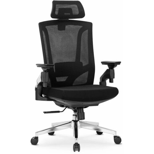 Czarne krzesło obrotowe z ergonomicznym oparciem z siatki, regulowanymi podłokietnikami i zagłówkiem, osadzone na metalowej podstawie z kółkami. Produkt ma nowoczesny design i jest przeznaczony do użytku biurowego.