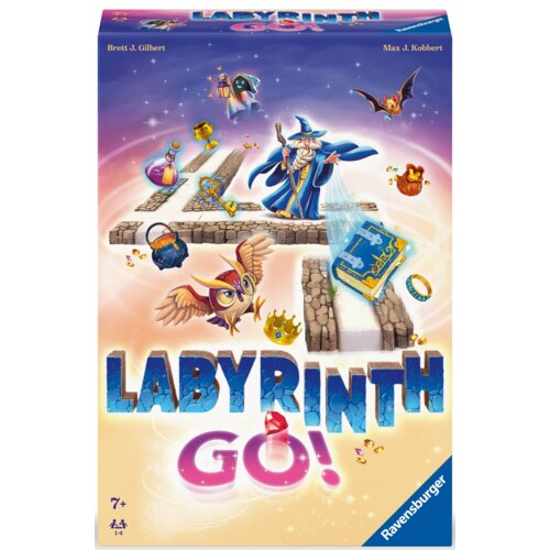 Na okładce gry planszowej "Labyrinth GO!" widoczny jest czarodziej stojący na kamiennych ścieżkach, otoczony przez różne magiczne przedmioty, takie jak klucz, pierścień, sowa i skrzynia. Na dole znajduje się duży napis "LABYRINTH GO!" oraz logo "Ravensbur