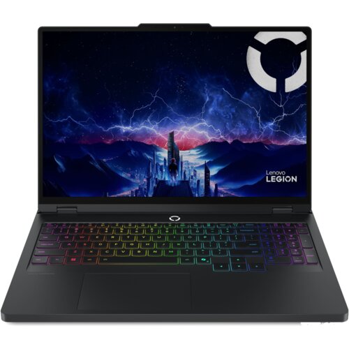 Laptop z kolorową klawiaturą podświetlaną, na ekranie widoczna jest grafika przedstawiająca futurystyczne miasto z błyskawicami na niebie. W prawym dolnym rogu ekranu znajduje się napis "Lenovo LEGION".