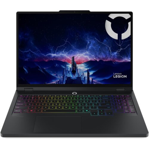 Laptop z kolorową klawiaturą podświetlaną, na ekranie widoczna jest grafika przedstawiająca futurystyczne miasto z błyskawicami na niebie. W prawym dolnym rogu ekranu znajduje się napis "Lenovo LEGION".