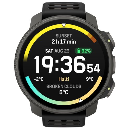 Na zdjęciu widoczny jest smartwatch z okrągłym wyświetlaczem, na którym pokazana jest godzina 19:36:54, data "SAT AUG 23", poziom naładowania baterii 92%, czas do zachodu słońca "2 h 17 min", oraz informacje pogodowe: temperatura -2°C i 9°C, "BROKEN CLOUD