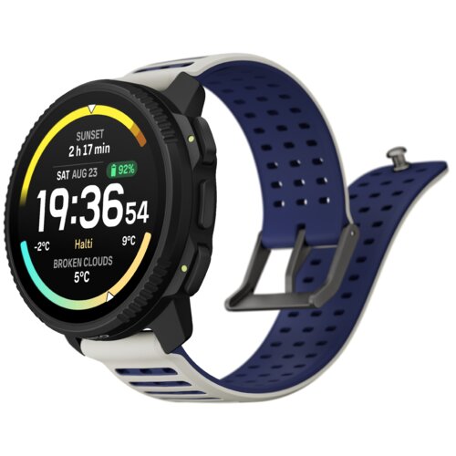 Na zdjęciu widoczny jest smartwatch z okrągłym wyświetlaczem, na którym pokazana jest godzina 19:36:54, data "SAT AUG 23", poziom naładowania baterii 92%, oraz informacje o pogodzie: "BROKEN CLOUDS 5°C". Pasek zegarka jest szaro-niebieski z perforacjami, 