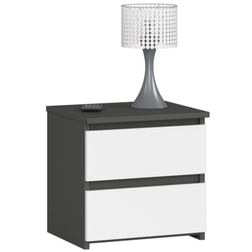 Szafka nocna w kolorze grafitowym z dwoma białymi, matowymi szufladami, na której znajduje się lampa z przezroczystym kloszem oraz pilot. Produkt ma wymiary 40x35x40 cm.
