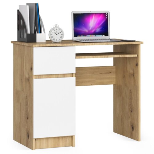Na zdjęciu znajduje się biurko komputerowe w kolorze dąb artisan z białymi frontami, na którym stoi otwarty laptop z kolorowym ekranem, zegar analogowy oraz organizer z dokumentami. Biurko ma jedną szufladę, jedne drzwi i trzy półki.