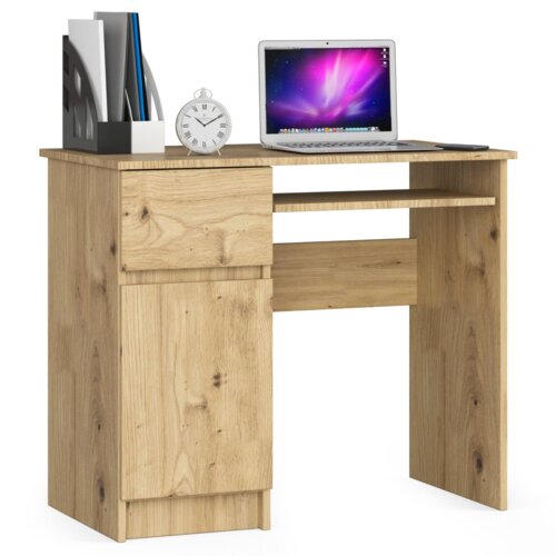 Biurko komputerowe wykonane z drewna w kolorze Dąb Artisan, z jedną szufladą, jednymi drzwiami i trzema półkami, na którym znajduje się laptop z kolorowym ekranem, zegar analogowy oraz stojak z dokumentami.