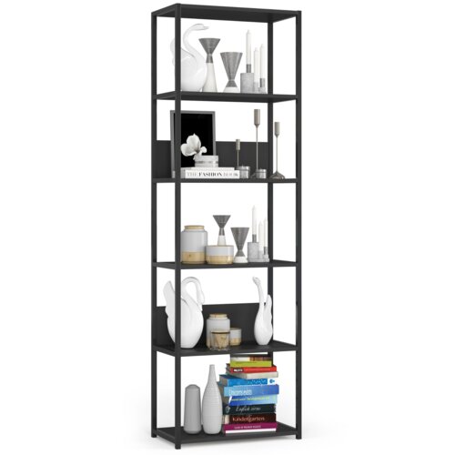 Czarny, metalowy regał loftowy o wymiarach 60x32x192 cm z sześcioma półkami, na których znajdują się różne dekoracje, w tym białe figurki, świece, wazony oraz książki. Na jednej z półek widoczny jest napis "THE FASHION BOOK".