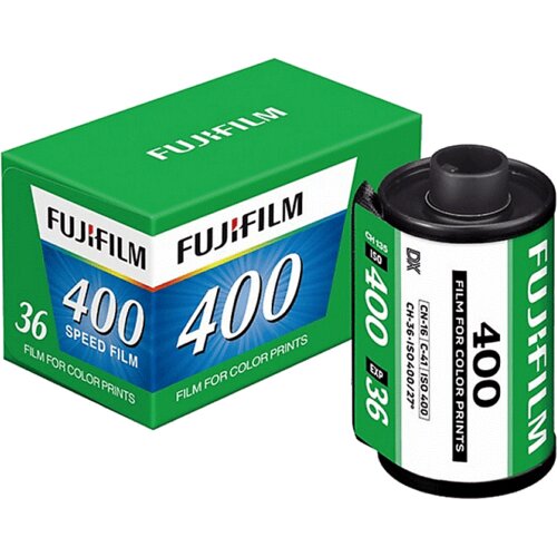 Zielone opakowanie i rolka filmu fotograficznego z widocznymi napisami: "FUJIFILM", "400 SPEED FILM", "FILM FOR COLOR PRINTS", "36", "ISO 400", "EXP 36".