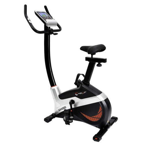 Na zdjęciu znajduje się rower elektromagnetyczny z czarnym i białym wykończeniem, z widocznym logo "CHRISTOPEIT SPORT" oraz oznaczeniem modelu "AX 4000". Rower posiada wyświetlacz na kierownicy, siodełko oraz pedały z paskami.