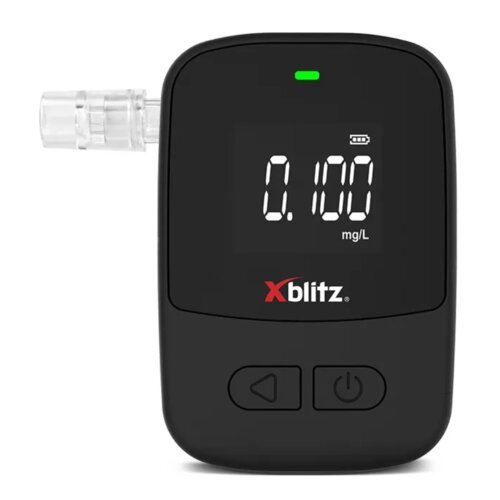 Czarny alkomat z wyświetlaczem pokazującym wynik "0.100 mg/L" oraz ikoną baterii, poniżej znajduje się logo "Xblitz". Urządzenie posiada dwa przyciski nawigacyjne i ustnik po lewej stronie.
