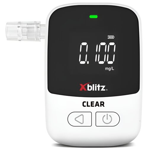 Na zdjęciu widoczny jest alkomat z wyświetlaczem pokazującym wynik "0.00 mg/L", z logo "Xblitz" poniżej oraz napisem "CLEAR". Urządzenie ma dwa przyciski na dole, jeden z symbolem strzałki, a drugi z symbolem włączania.
