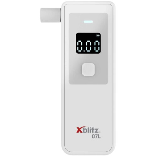 Biały alkomat z wyświetlaczem cyfrowym pokazującym wartość "0.00" oraz przyciskiem poniżej. Na dole urządzenia widoczne jest logo "Xblitz" oraz oznaczenie modelu "07L".