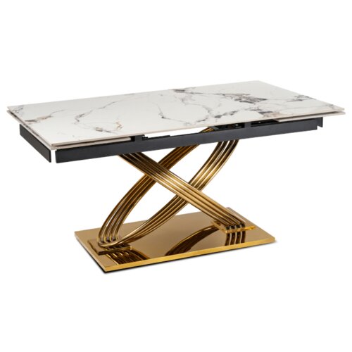 Biały, rozkładany stół ceramiczny z blatem imitującym marmur, osadzony na złotej, krzyżowej podstawie. Stół ma nowoczesny design i eleganckie wykończenie.