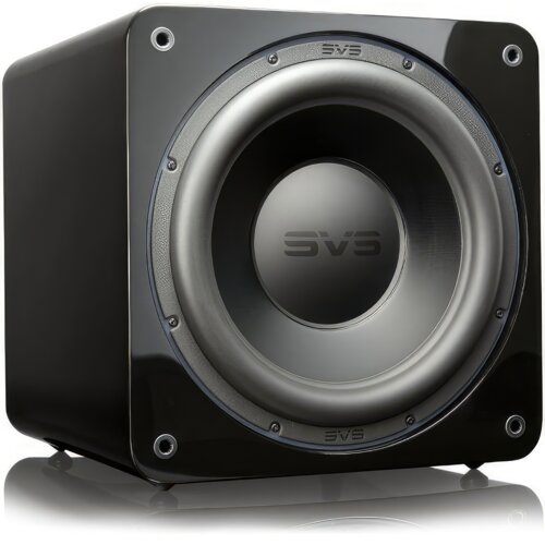 Czarny subwoofer o połyskującej powierzchni z widocznym logo "SVS" na centralnej części membrany. Obudowa ma zaokrąglone krawędzie i cztery widoczne śruby mocujące.
