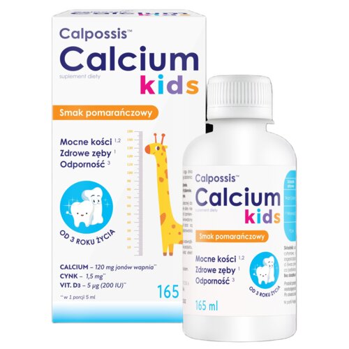 Na zdjęciu znajduje się opakowanie i butelka suplementu diety "Calpossis Calcium Kids" o smaku pomarańczowym, przeznaczonego dla dzieci od 3 roku życia. Na opakowaniu widnieje grafika żyrafy oraz zębów, a także informacje o zawartości składników: "Calcium – 120 mg jonów wapnia", "Cynk – 1,5 mg", "Vit. D3 – 5 µg (200 IU)".