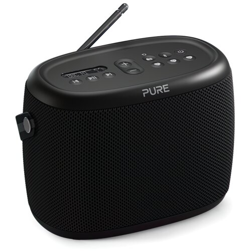Czarne radio z widocznym logo "PURE" na przedniej części, posiada panel sterowania z przyciskami i wyświetlaczem na górze oraz antenę. Na bocznej stronie znajduje się pokrętło.